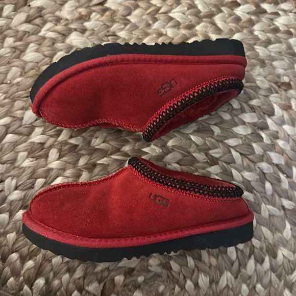Ugg kid red tasman size us1 flawed tip front rubbing/frey + some dirty from wear - Picture 1 of 11